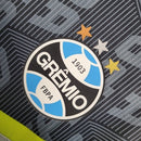 Camisa Grêmio Treino 23/24 - Torcedor Umbro Masculina - Cinza com detalhes em azul e branco
