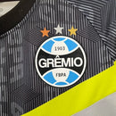 Camisa Grêmio Treino 23/24 - Torcedor Umbro Feminina - Cinza com detalhes em preto e amarelo