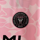 Camisa Inter Miami Edição Especial 23/24 - Torcedor Bape Feminina - Rosa com detalhes em branco