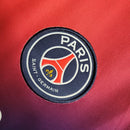Camisa Paris Saint-Germain Treino 23/24 - Torcedor Nike Masculina - Vermelha com detalhes em azul e branco