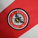Camisa Brentford I 23/24 - Torcedor Umbro Masculina - Branca com detalhes em vermelho e preto