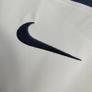 Camisa Paris Saint-Germain Treino 23/24 - Torcedor Nike Masculina - Branca com detalhes em azul e vermelho