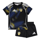 Kit Infantil Leeds III 25/26 - Adidas - Preto com detalhes em azul e amarelo