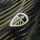 Camisa Leeds Pré-jogo 25/26 - Torcedor Adidas Masculina - Preta com detalhes em amarelo