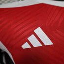 Camisa Arsenal Pré-jogo 24/25 - Jogador Adidas Masculina - Branca com detalhes em preto e azul e vermelho