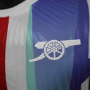 Camisa Arsenal Pré-jogo 24/25 - Jogador Adidas Masculina - Branca com detalhes em preto e azul e vermelho