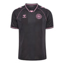 Camisa Seleção Dinamarca Goleiro I 26/27 - Torcedor Hummel Masculina - Preta com detalhes em rosa