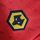 Kit Infantil Wolves II 23/24 - Castore - Vermelho com detalhes em preto e amarelo