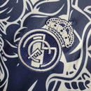 Camisa Japão Edição especial 24/25 - Torcedor Adidas Masculina - Branca com desenhos de Dragão em azul e amarelo