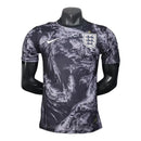 Camisa Seleção Inglaterra Pré-jogo 26/27 - Jogador Nike Masculina - Preta com detalhes em cinza
