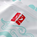 Camisa Chelsea Pré-jogo Edição especial Ano do Cavalo 26/27 - Torcedor Nike Feminina - Branca com detalhes em verde