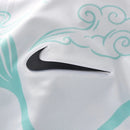 Camisa Chelsea Pré-jogo Edição especial Ano do Cavalo 26/27 - Torcedor Nike Feminina - Branca com detalhes em verde
