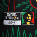 Camisa Seleção Jamaica Pré-jogo II 26/27 - Torcedor Adidas Masculina - Preta com detalhes em vermelho e amarelo
