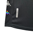 Camisa Vasco da Gama II Edição especial LGBTQIAPN+ 23/24 - Torcedor Kappa Feminina - Preta com detalhes na faixa nas cores de um Arco-íris