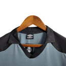 Camisa Grêmio Treino 23/24 - Torcedor Umbro Masculina - Cinza com detalhes em preto