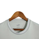 Camisa Borussia Dortmund Treino 23/24 - Torcedor Puma Masculina - Cinza com detalhes em branco