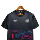 Camisa Newcastle Treino 23/24 - Torcedor Castore Masculina - Preta com detalhes em rosa e azul
