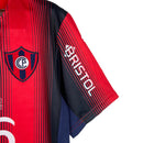 Camisa Cerro Portenho I 23/24 - Torcedor Puma Masculina - Vermelha com detalhes em azul e branca