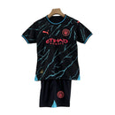 Kit Infantil Manchester City III 23/24 Puma - Preto com detalhes em azul e rosa