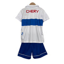 Kit Infantil Universidad Católica I Under Armour 23/24 - Branco com detalhes em azul e vermelho