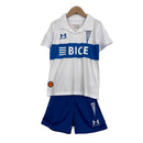 Kit Infantil Universidad Católica I Under Armour 23/24 - Branco com detalhes em azul e vermelho