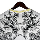 Camisa Seleção da Itália Edição especial Versace 23/24 - Torcedor Adidas Masculina - Branca com detalhes em preto e dourado
