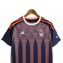 Camisa Nottingham Forest Edição Especial 23/24 - Masculina Adidas - Azul com detalhes em laranja e branco