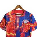 Camisa Red Bull Leipzig Edição Especial I 23/24 - Torcedor Nike Masculina - Azul com detalhes em vermelho e amarelo