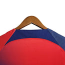 Camisa Paris Saint-Germain Treino 23/24 - Torcedor Nike Masculina - Vermelha com detalhes em azul e branco