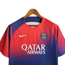 Camisa Paris Saint-Germain Treino 23/24 - Torcedor Nike Masculina - Vermelha com detalhes em azul e branco