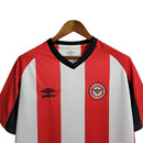 Camisa Brentford I 23/24 - Torcedor Umbro Masculina - Branca com detalhes em vermelho e preto