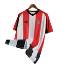 Camisa Brentford I 23/24 - Torcedor Umbro Masculina - Branca com detalhes em vermelho e preto