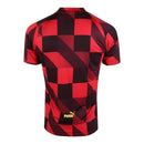 Camisa Manchester City Pré-jogo 23/24 - Torcedor Puma Masculina - Vermelha com detalhes em vinho