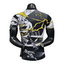 Camisa Real Madrid Pré-jogo Marvel Avengers 25/26 - Jogador Adidas Masculina - Branca com detalhes em preto e amarelo