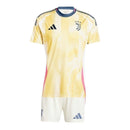 Kit Infantil Juventus II 24/25 - Adidas - Branco e amarelo com detalhes em rosa