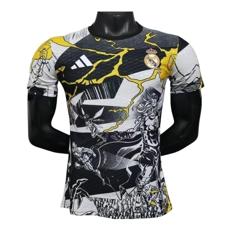 Camisa Real Madrid Pré-jogo Marvel Avengers 25/26 - Jogador Adidas Masculina - Branca com detalhes em preto e amarelo