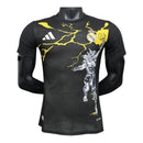 Camisa Real Madrid Pré-jogo Marvel Avengers 25/26 - Jogador Adidas Masculina - Preta com detalhes em branco e amarelo