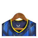 Kit Infantil Newcastle United III 23/24 - Castore - Azul com detalhes em amarelo